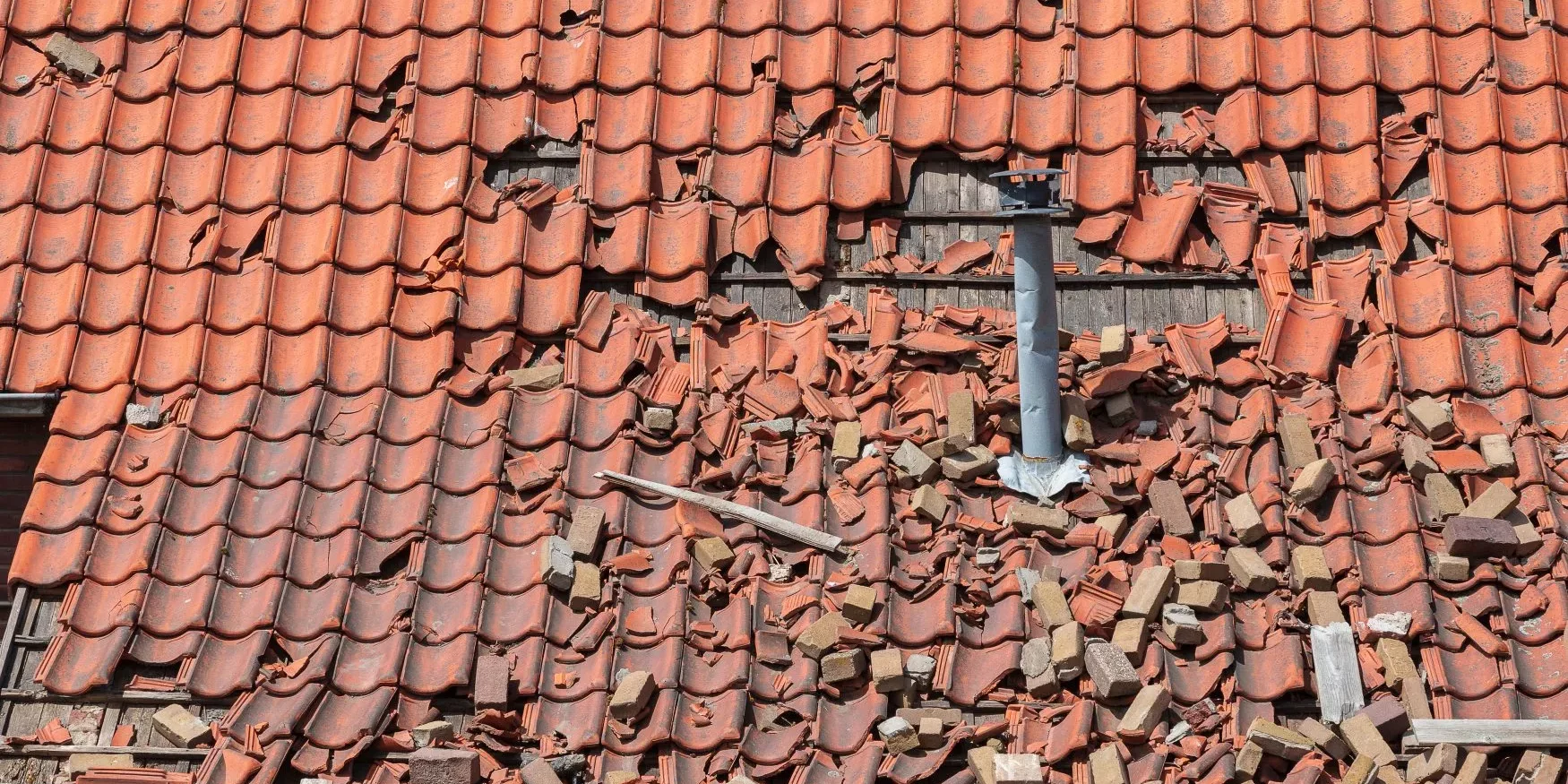 roofing-contractors-in-Arizona_damaged-tile-roof-e1629841313392