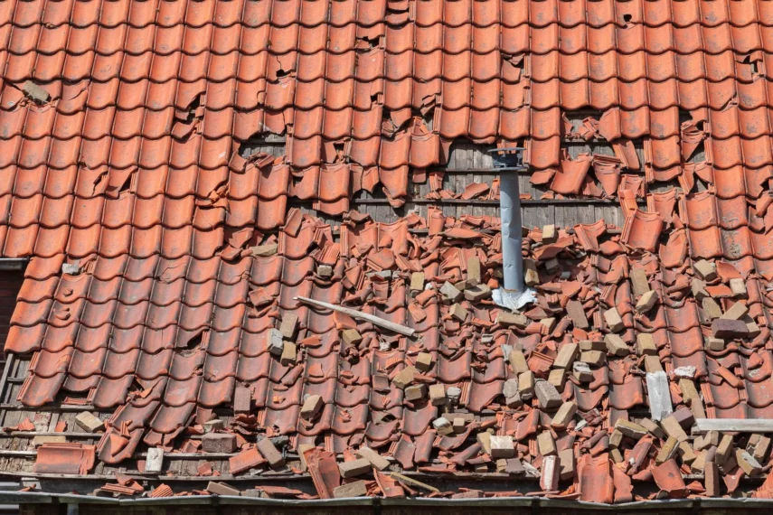 roofing-contractors-in-Arizona_damaged-tile-roof-e1629841313392
